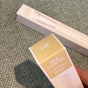 Kylie Cosmetics Power Plush Foundation + Brush 01